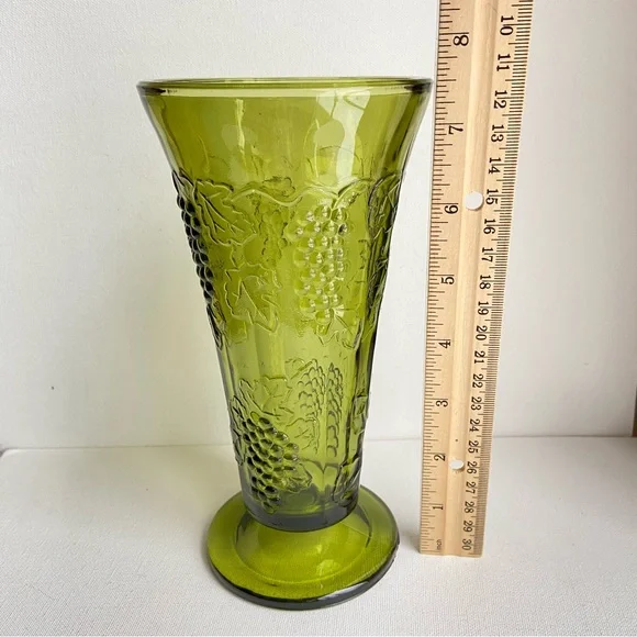 Vintage Indiana Glass pedestal vase in green Harvest Grape pattern 7.5 inches - Picture 8 of 10